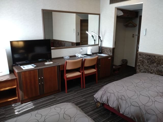 Twin Room, Smoking