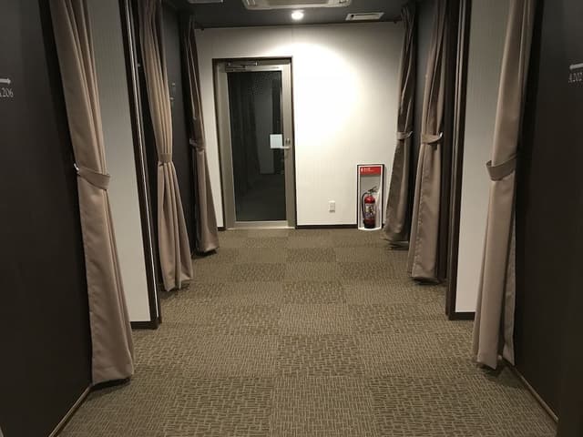 Unisex Capsule Room Upper Row