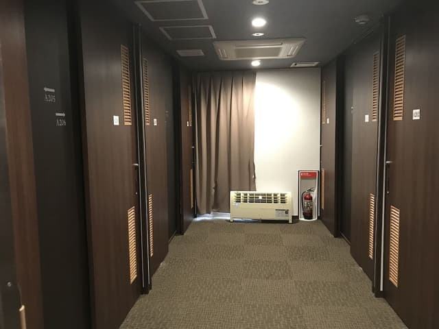 Unisex Capsule Room Upper Row