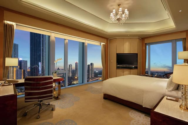 1 KING EXECUTIVE CORNER RM WITH LOUNGE ACCESS