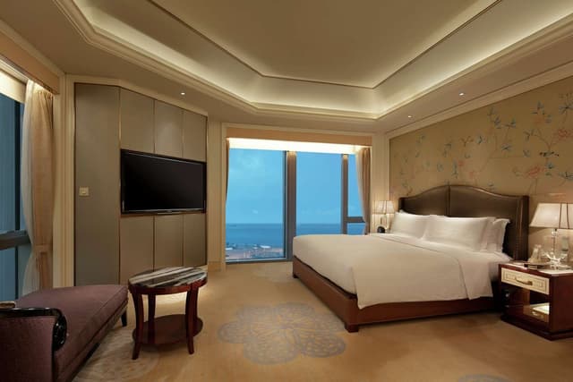 1 KING SUPREME HARBOR SUITE WITH LOUNGEACCESS