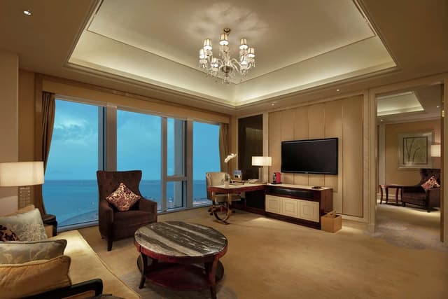 1 KING EXECUTIVE SUITE WITH LOUNGE ACCESS
