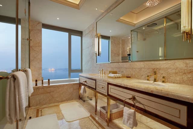 1 KING EXECUTIVE CORNER RM WITH LOUNGE ACCESS