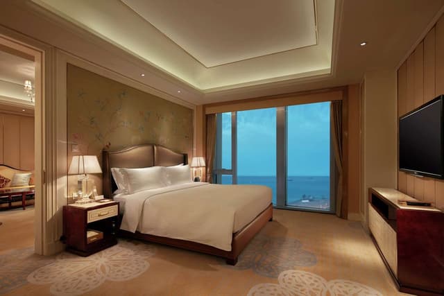 1 KING EXECUTIVE SUITE WITH LOUNGE ACCESS
