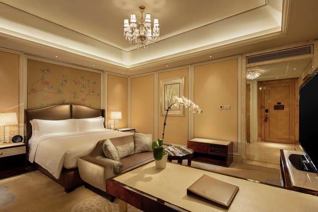1 KING DELUXE ROOM