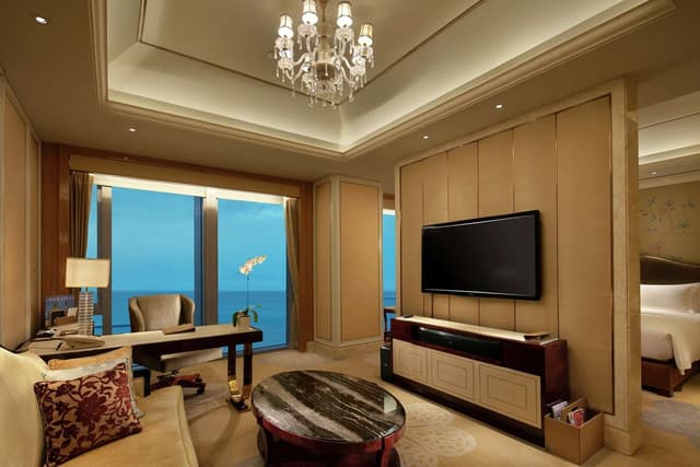 1 KING DELUXE HARBOR SUITE WITH LOUNGE ACCESS
