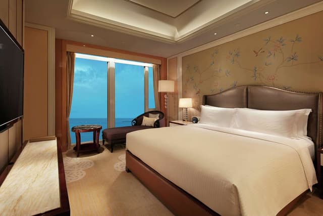 1 KING DELUXE HARBOR SUITE WITH LOUNGE ACCESS