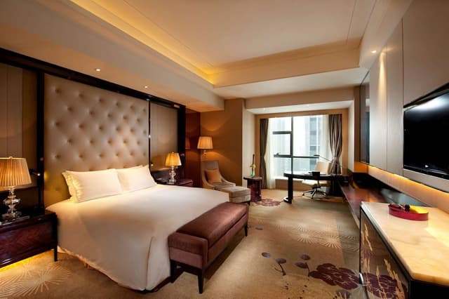 KING HILTON GUESTROOM