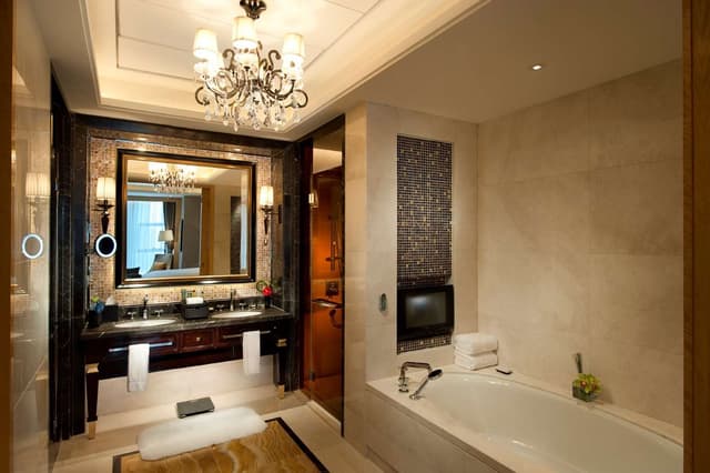 KING HILTON GUESTROOM