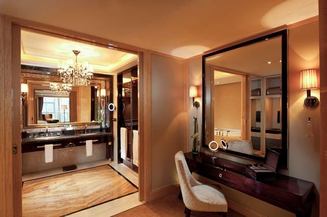 KING DELUXE SUITE WITH LOUNGE ACCESS