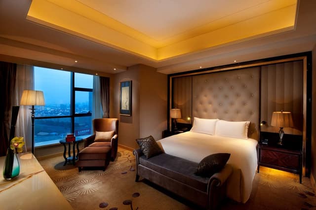 KING DELUXE SUITE WITH LOUNGE ACCESS