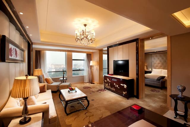 KING DELUXE SUITE WITH LOUNGE ACCESS