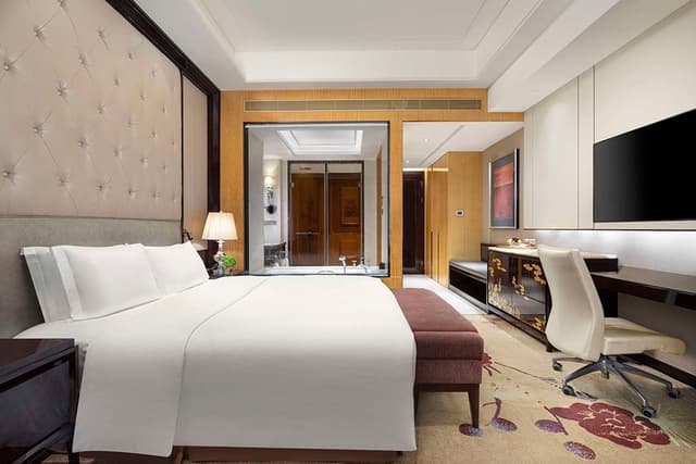 KING HILTON GUESTROOM