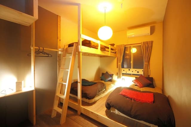 Twin Room with Extra Bed and Shared Show
