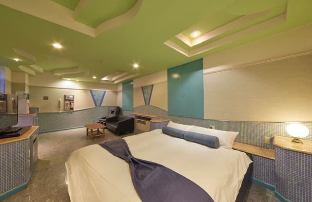 Queen Bedroom - C