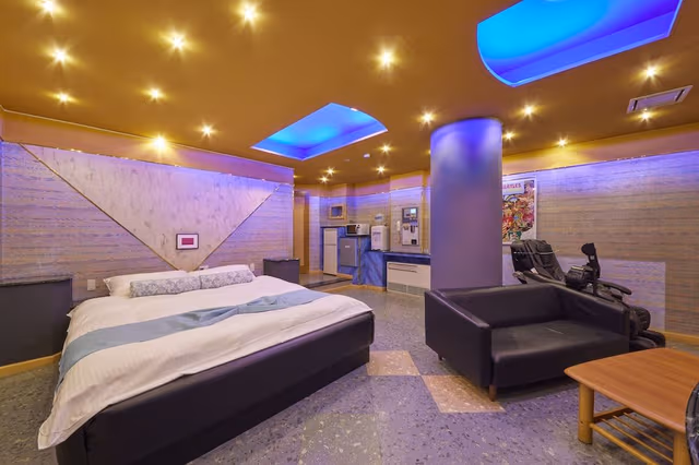 Queen Bedroom - C