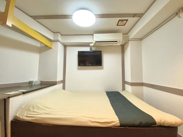 Deluxe Room, Smoking