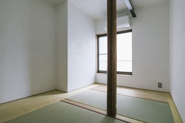 Economy Twin Room, Shared Bathroom
