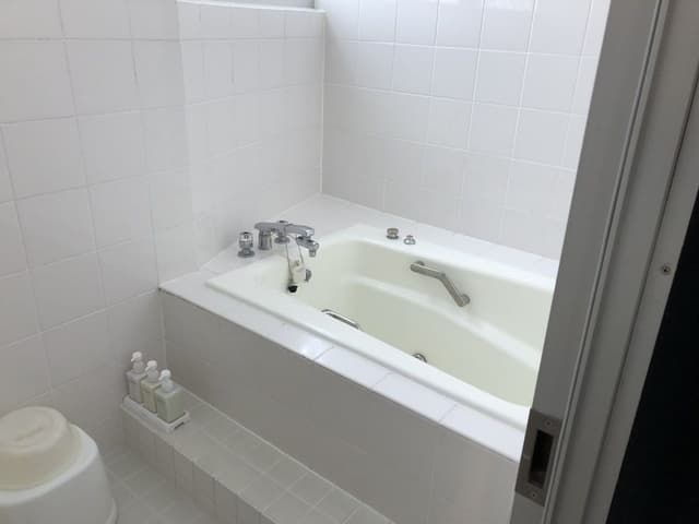 Deluxe Room, Smoking