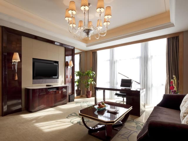 Deluxe Suite, Club lounge access, 1 Bedroom Hospitality Suite, 1 King, City view