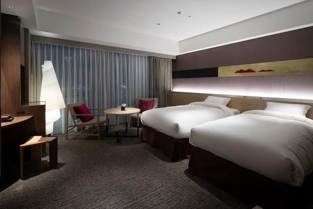 Deluxe Corner Twin Room - Non-Smoking