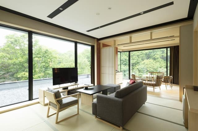 Deluxe Corner Suite
