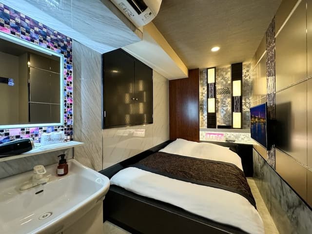Double Room, Smoking