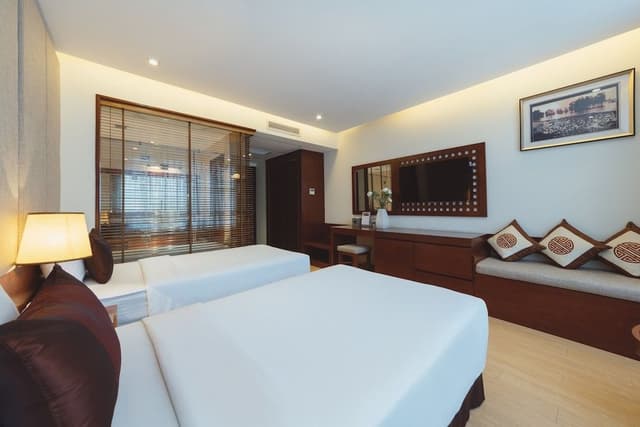 Deluxe Twin Windows Room