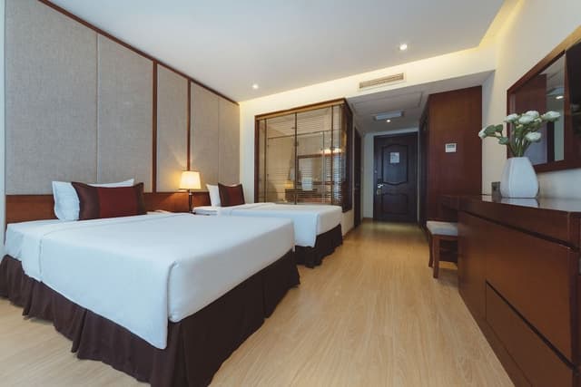 Deluxe Twin Windows Room