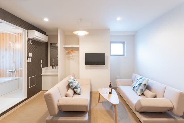 Connecting Room with Bathtab
