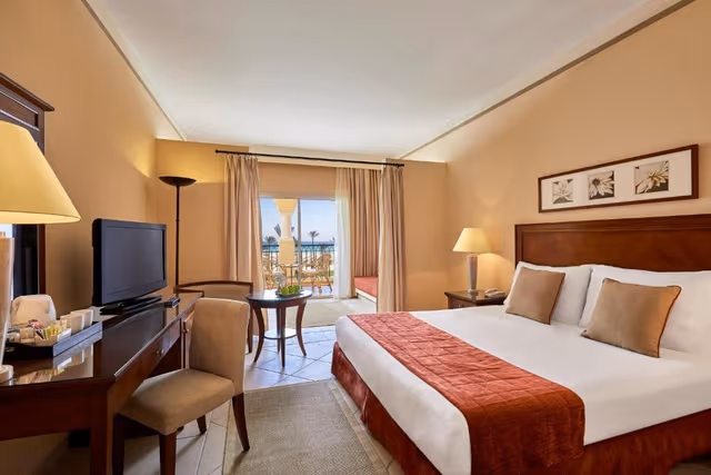 Family, Queen or Twin Bed, Pool View