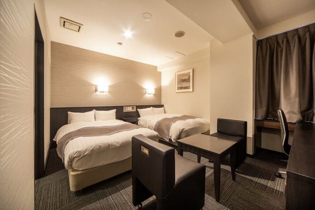 Twin Room, Smoking