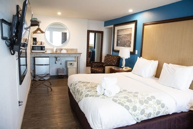 1 King Bed, Jetted Tub, Oceanfront