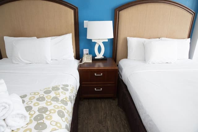 2 Queen Beds, Oceanfront