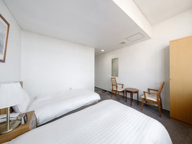 Twin Room, Smoking
