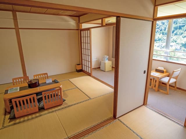 Japanese Style Room for 6 Guests with Shared Bathroom