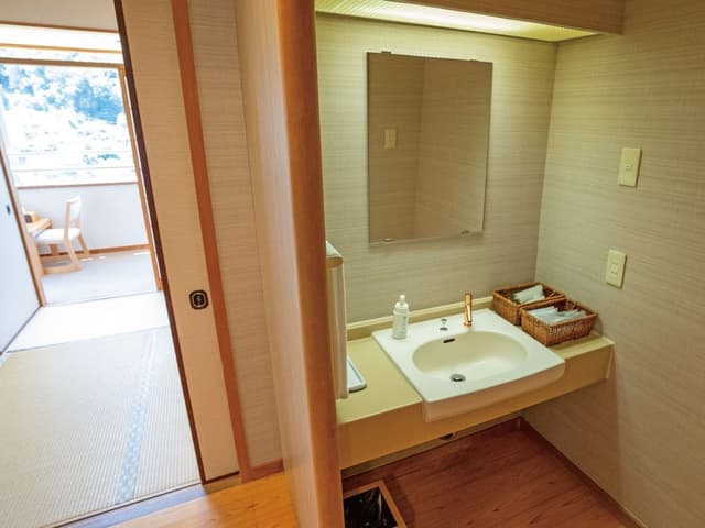 Japanese Style Room for 6 Guests with Shared Bathroom