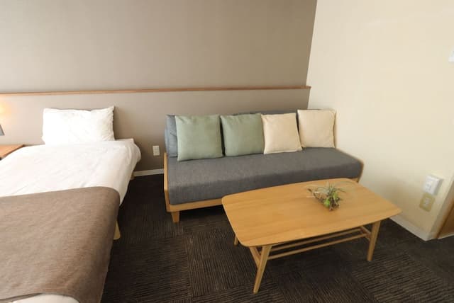 Room 202 Suitengu