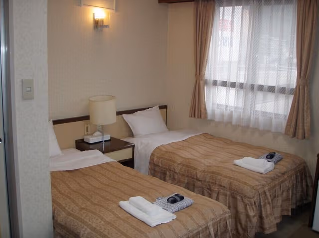 Twin Room, Smoking