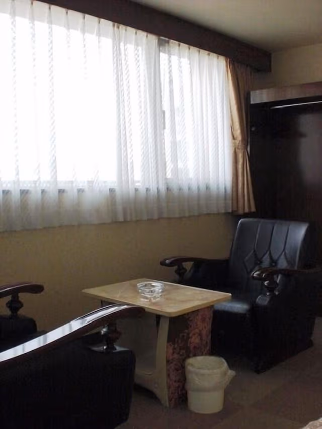Twin Room, Smoking