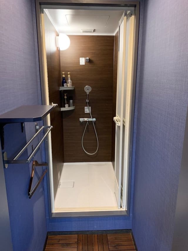 Cubic Room without Television, Men only