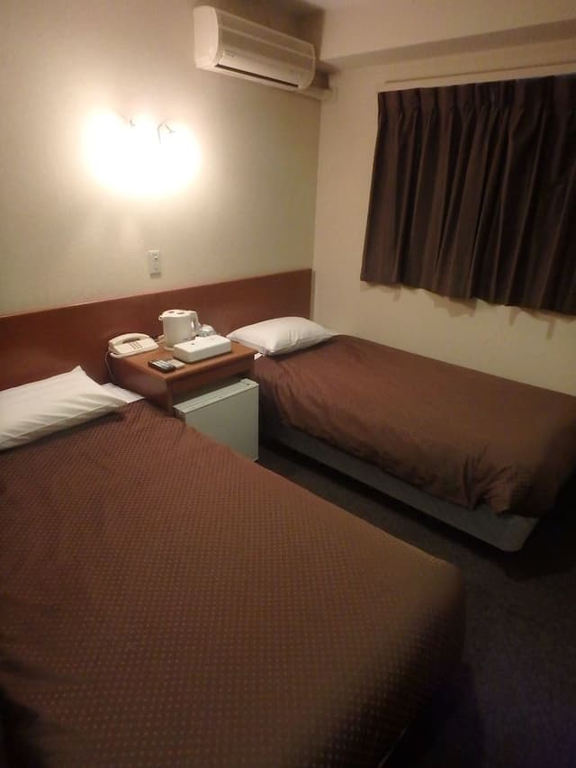 Twin Room, Smoking