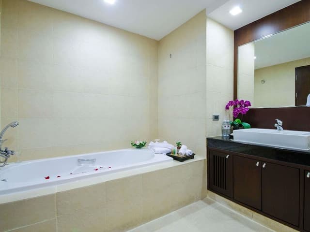 Grand Suite, 1 King Bed, Balcony (Living Room)