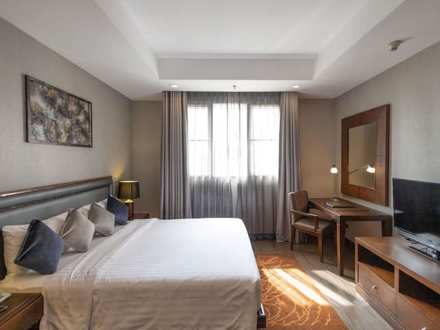 Grand Suite, 1 King Bed, Balcony (Living Room)
