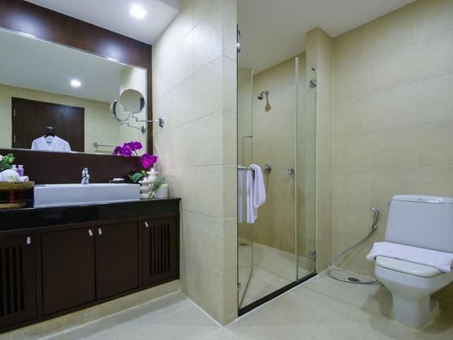 Deluxe Suite, 1 King Bed, Balcony