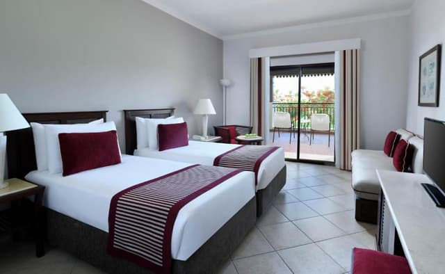 Superior, Queen Bed, Garden View