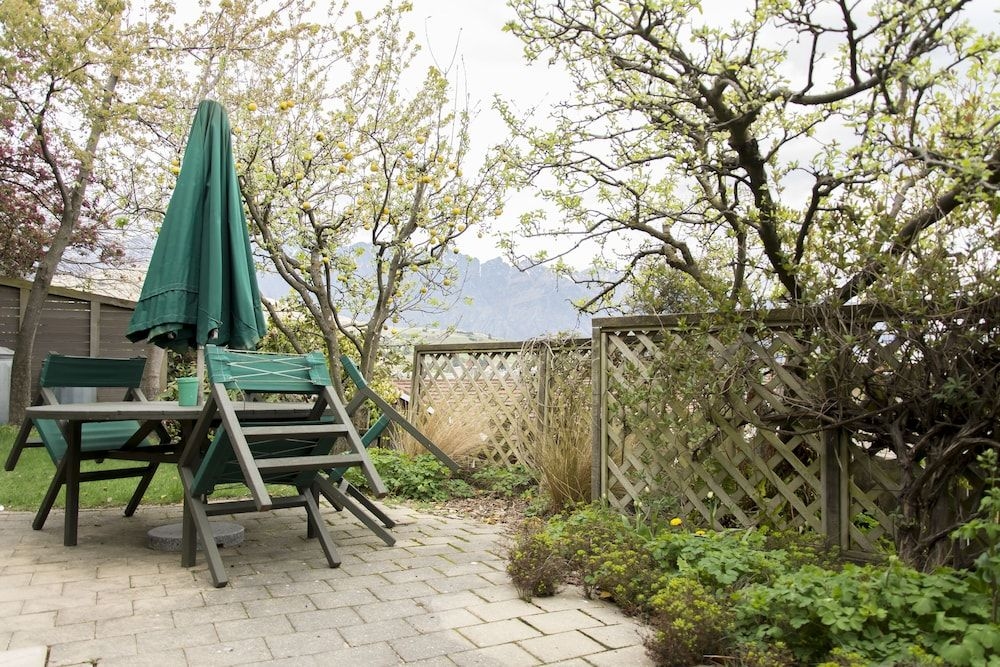 Cosy: shared spa pool and walk to town3