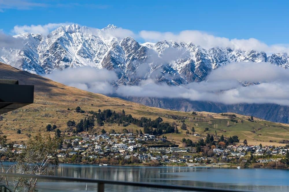 Modern Queenstown Apartment & Great Lake Views Modern Queenstown Apartment & Great Lake Views
