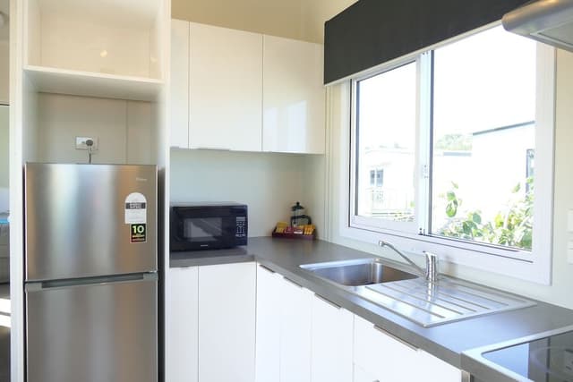 Premium Single Room, 1 Queen Bed, Non Smoking, Private Bathroom