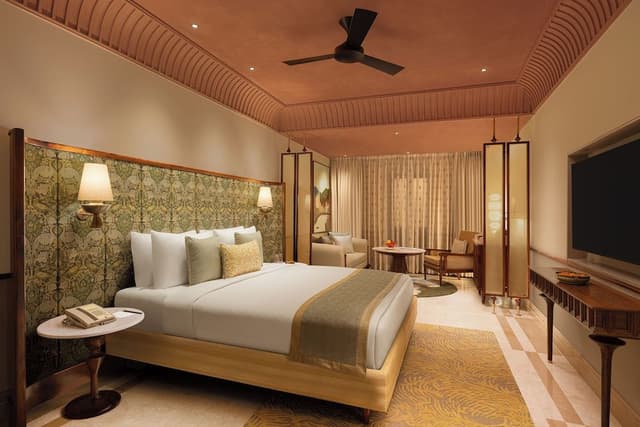 Grand Room, Courtyard View (Deluxe)